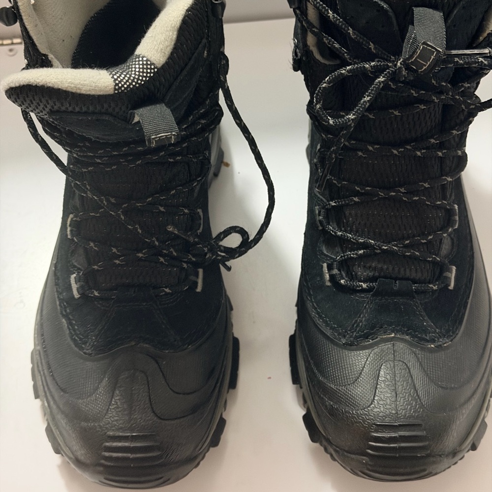 Used but like New / Columbia Black and Gray Men's Outdoor Boots